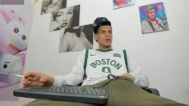 Snapshot of big_hot_boy_ chatting on 06-10-26, 08:32 big hot boy online show from 06-10-26, 08:32