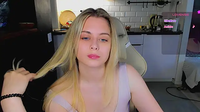 Snapshot of blonde_kellyy chatting on 06-14-26, 10:49 blonde kellyy online show from 06-14-26, 10:49