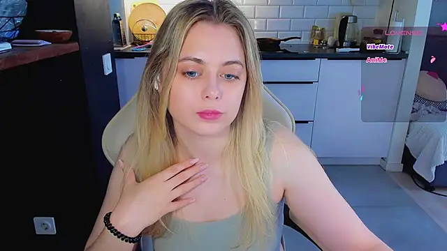 Snapshot of blonde_kellyy chatting on 06-19-26, 03:45 blonde kellyy online show from 06-19-26, 03:45