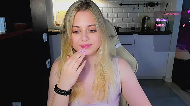 Snapshot of blonde_kellyy chatting on 06-26-26, 07:36 blonde kellyy online show from 06-26-26, 07:36