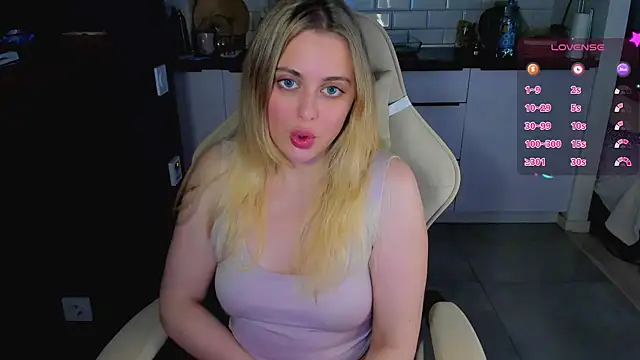 Snapshot of blonde_kellyy chatting on 06-21-26, 12:05 blonde kellyy online show from 06-21-26, 12:05
