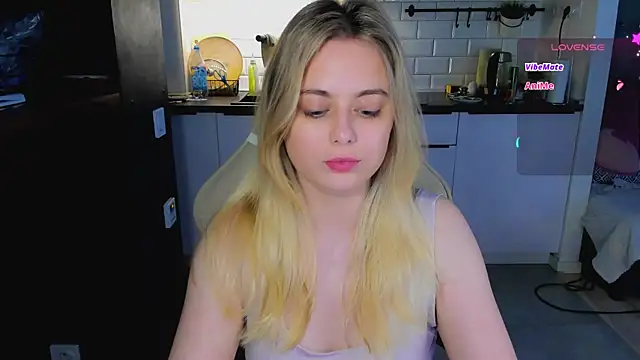 Snapshot of blonde_kellyy chatting on 06-17-26, 02:22 blonde kellyy online show from 06-17-26, 02:22