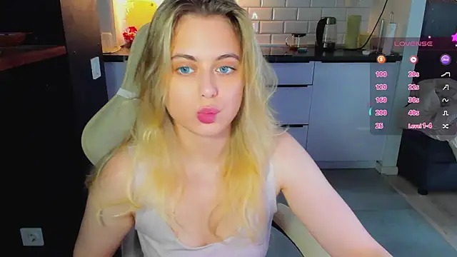 Snapshot of blonde_kellyy chatting on 08-06-26, 03:45 blonde kellyy online show from 08-06-26, 03:45