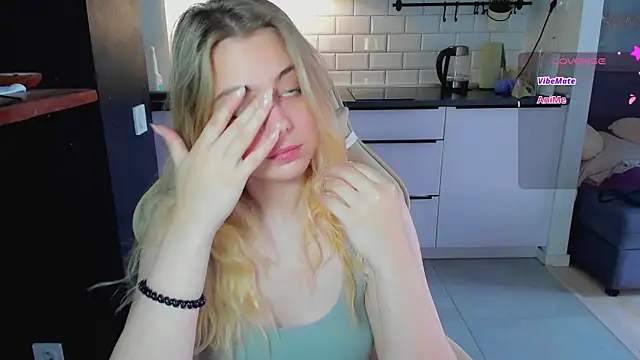 Snapshot of blonde_kellyy chatting on 07-24-26, 03:35 blonde kellyy online show from 07-24-26, 03:35