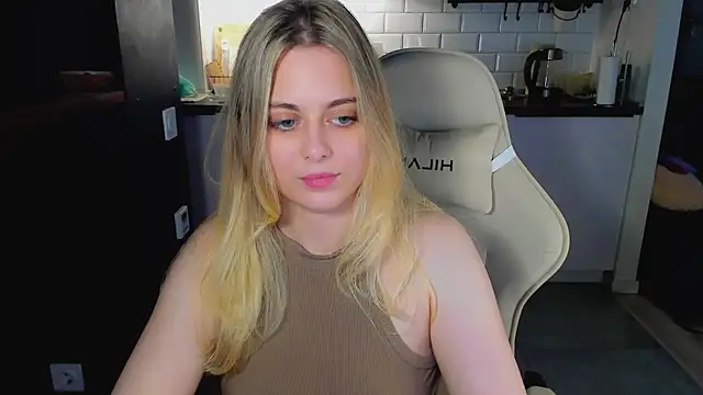 Snapshot of blonde_kellyy chatting on 06-25-26, 11:04 blonde kellyy online show from 06-25-26, 11:04