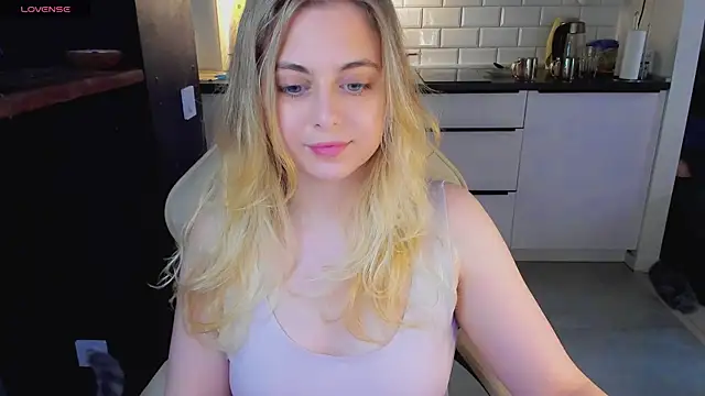 Snapshot of blonde_kellyy chatting on 06-30-26, 09:09 blonde kellyy online show from 06-30-26, 09:09