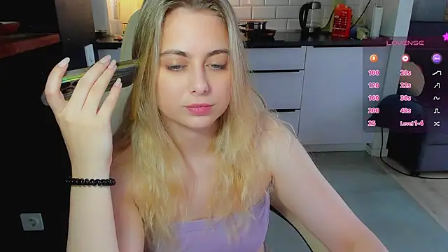 Snapshot of blonde_kellyy chatting on 07-30-26, 03:49 blonde kellyy online show from 07-30-26, 03:49