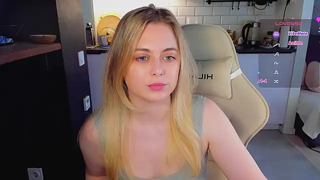 Snapshot of blonde_kellyy chatting on 06-23-26, 03:37 blonde kellyy online show from 06-23-26, 03:37