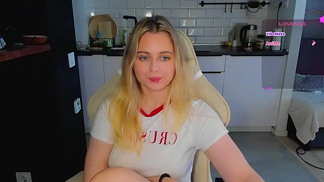 Snapshot of blonde_kellyy chatting on 06-10-26, 05:52 blonde kellyy online show from 06-10-26, 05:52