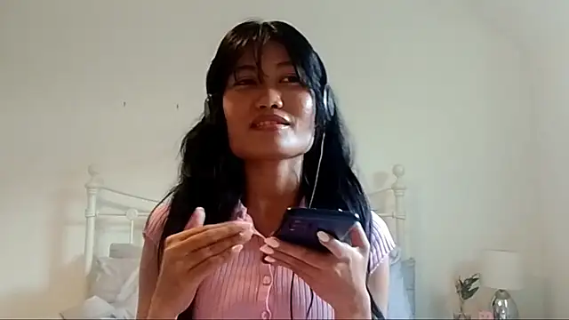 Snapshot of MichelEdland chatting on 06-17-26, 01:43 MichelEdland online show from 06-17-26, 01:43