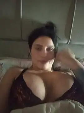 Snapshot of Milabri chatting on 06-12-26, 04:27 Milabri online show from 06-12-26, 04:27