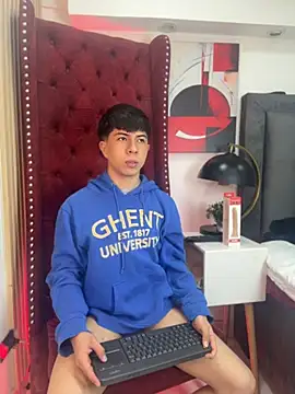 Snapshot of Mathyw_Mont chatting on 06-27-26, 04:29 Mathyw Mont online show from 06-27-26, 04:29