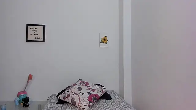 Snapshot of LauraToro_ chatting on 02-25-26, 01:44 LauraToro online show from 02-25-26, 01:44