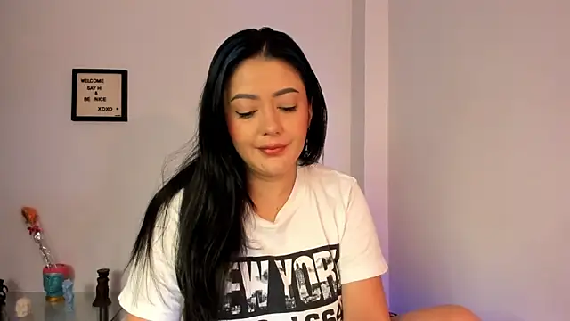 LauraToro  online show from 12-20-25, 05:49