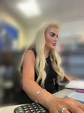 Snapshot of BarbieLeahX chatting on 06-10-26, 02:29 BarbieLeahX online show from 06-10-26, 02:29