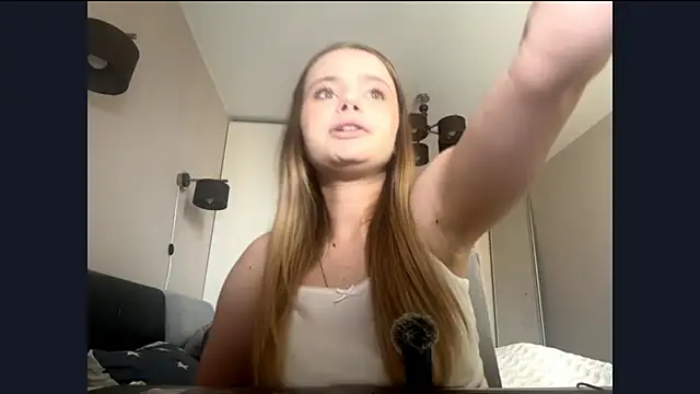 Snapshot of ChauKusak chatting on 06-10-26, 11:33 ChauKusak online show from 06-10-26, 11:33