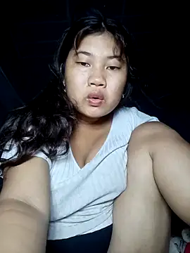 Snapshot of Emelyzz chatting on 06-19-26, 04:35 Emelyzz online show from 06-19-26, 04:35