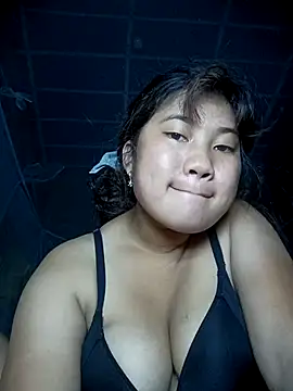 Snapshot of Emelyzz chatting on 06-23-26, 02:15 Emelyzz online show from 06-23-26, 02:15