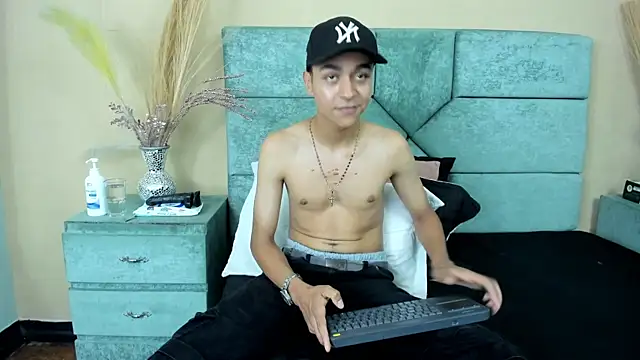 Snapshot of KyleeSmiith chatting on 06-11-26, 03:47 KyleeSmiith online show from 06-11-26, 03:47