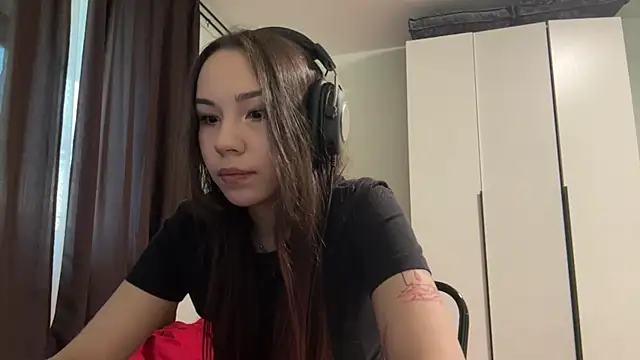 Snapshot of HotGirlMilla chatting on 06-19-26, 06:47 HotGirlMilla online show from 06-19-26, 06:47