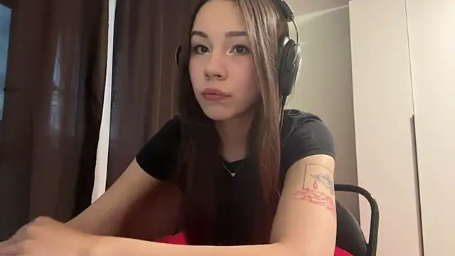 Snapshot of HotGirlMilla chatting on 06-20-26, 07:41 HotGirlMilla online show from 06-20-26, 07:41
