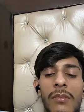 Snapshot of ronnnnn718 chatting on 06-17-26, 08:19 ronnnnn718 online show from 06-17-26, 08:19