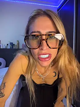 NicoleWilder online show from 06-19-26, 01:33