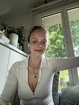 Snapshot of LillyWannaPlay chatting on 06-11-26, 06:27 LillyWannaPlay online show from 06-11-26, 06:27