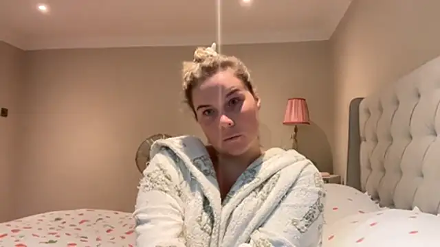 Snapshot of erincheshire chatting on 06-12-26, 05:32 erincheshire online show from 06-12-26, 05:32