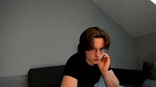 Snapshot of Valo_Cross chatting on 06-14-26, 11:33 Valo Cross online show from 06-14-26, 11:33