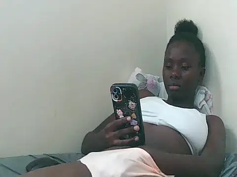 Snapshot of Queen_idd chatting on 06-27-26, 12:33 Queen idd online show from 06-27-26, 12:33