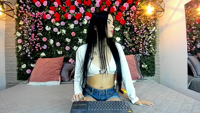 Snapshot of BelaPoncee chatting on 06-14-26, 01:23 BelaPoncee online show from 06-14-26, 01:23