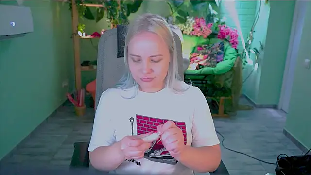 Snapshot of stellawatts chatting on 06-24-26, 08:02 stellawatts online show from 06-24-26, 08:02