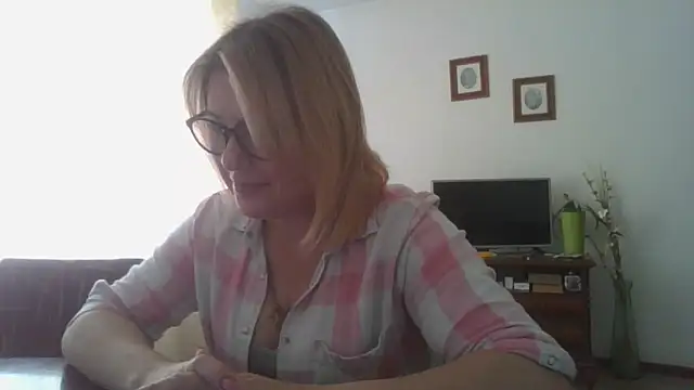 Snapshot of ElenaLove888 chatting on 06-13-26, 08:45 ElenaLove888 online show from 06-13-26, 08:45