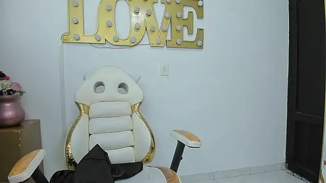 Snapshot of valerie__skinny chatting on 06-19-26, 04:40 valerie skinny online show from 06-19-26, 04:40