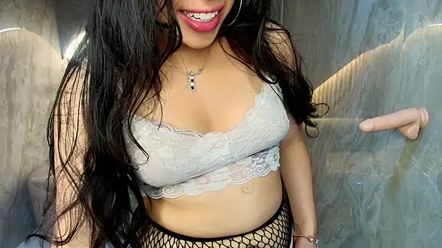Snapshot of Mia__r_ chatting on 06-19-26, 10:36 Mia r online show from 06-19-26, 10:36