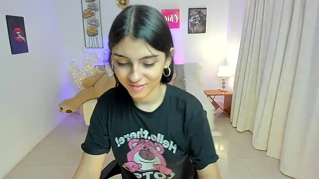 Snapshot of Susy_Doll1 chatting on 06-23-26, 02:15 Susy Doll1 online show from 06-23-26, 02:15