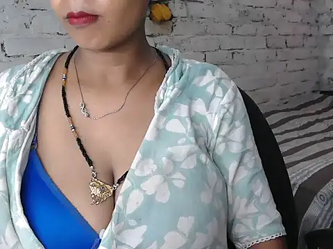 Snapshot of NottyMomo chatting on 06-17-26, 05:12 NottyMomo online show from 06-17-26, 05:12