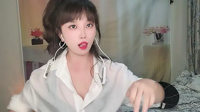 Snapshot of Yesqiko chatting on 06-24-26, 02:26 Yesqiko online show from 06-24-26, 02:26