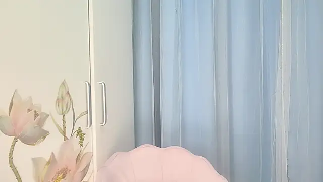 Snapshot of Yesqiko chatting on 06-27-26, 04:24 Yesqiko online show from 06-27-26, 04:24