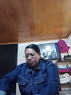 Snapshot of Emilif_ chatting on 06-21-26, 04:24 Emilif online show from 06-21-26, 04:24