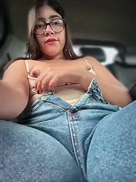 Saracalderon online show from 06-17-26, 11:42