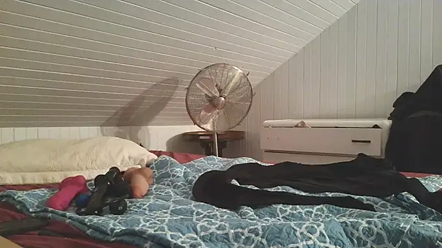 Snapshot of LanaGold1 chatting on 06-17-26, 02:33 LanaGold1 online show from 06-17-26, 02:33