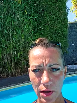 Snapshot of housewifebella chatting on 06-24-26, 10:36 housewifebella online show from 06-24-26, 10:36
