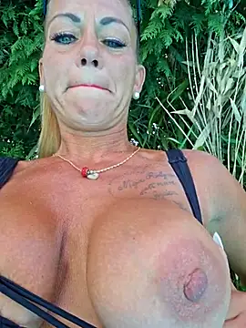 Snapshot of housewifebella chatting on 07-14-26, 02:01 housewifebella online show from 07-14-26, 02:01