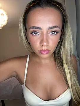 Snapshot of Harrietbronzex chatting on 06-17-26, 04:28 Harrietbronzex online show from 06-17-26, 04:28