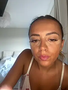 Snapshot of Harrietbronzex chatting on 07-13-26, 04:06 Harrietbronzex online show from 07-13-26, 04:06