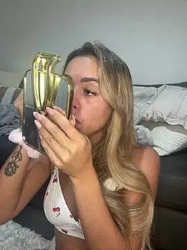 Snapshot of Harrietbronzex chatting on 08-03-26, 02:23 Harrietbronzex online show from 08-03-26, 02:23