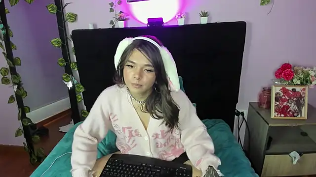 Snapshot of Makii_XOXO chatting on 07-28-26, 03:21 Makii XOXO online show from 07-28-26, 03:21