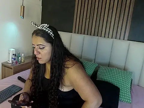 ShelyEvans   online show from 06-26-26, 01:11
